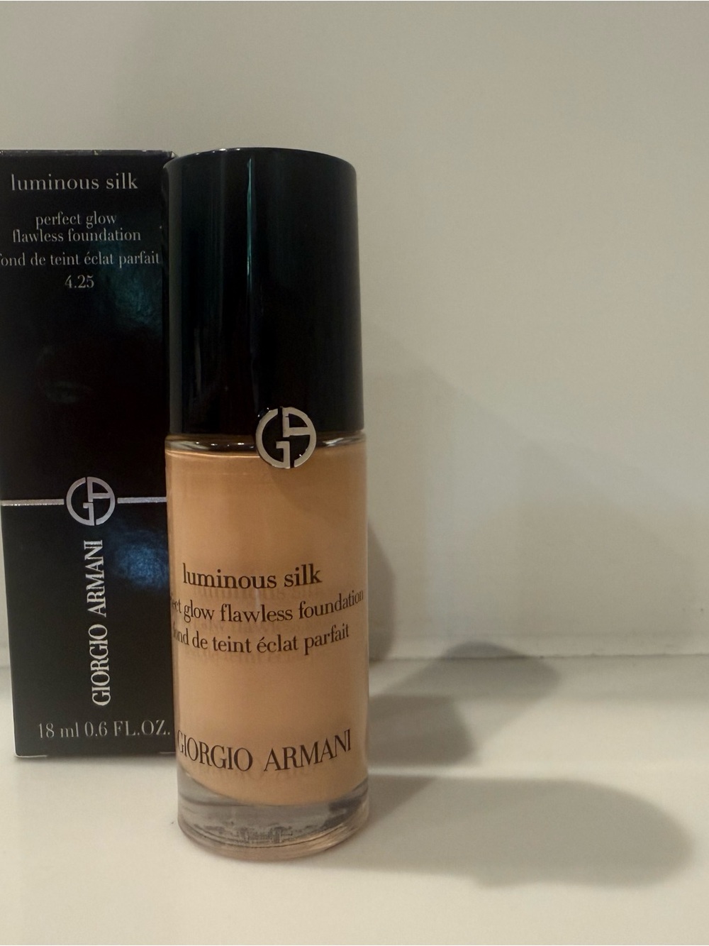 New Giorgio Armani Luminous Silk Foundation - 4.25 - Picture 3 of 8